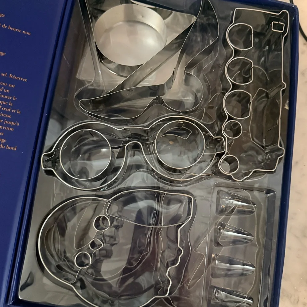 Williams Sonoma Harry Potter metal cookie cutter kit. Missing icing tips. 8